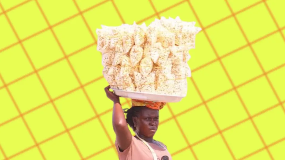 Street vendor balancing a tray of bagged popcorn on her head