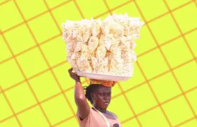 Street vendor balancing a tray of bagged popcorn on her head